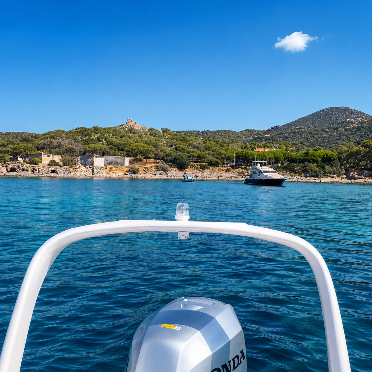 Prua del gommone durante una navigazione a Cagliari